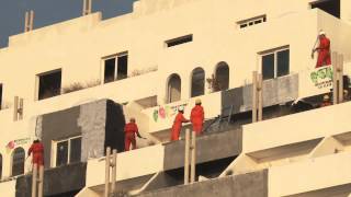 Acción/ 100 activistas pintan un punto negro de 8.000 m2 en El Algarrobico