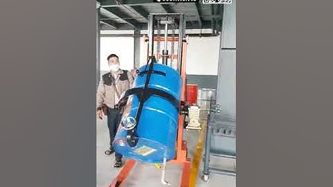 Review xe nâng quay đổ thùng phuy tự động | Thiết bị không thể thiếu cho các doanh nghiệp sản xuất