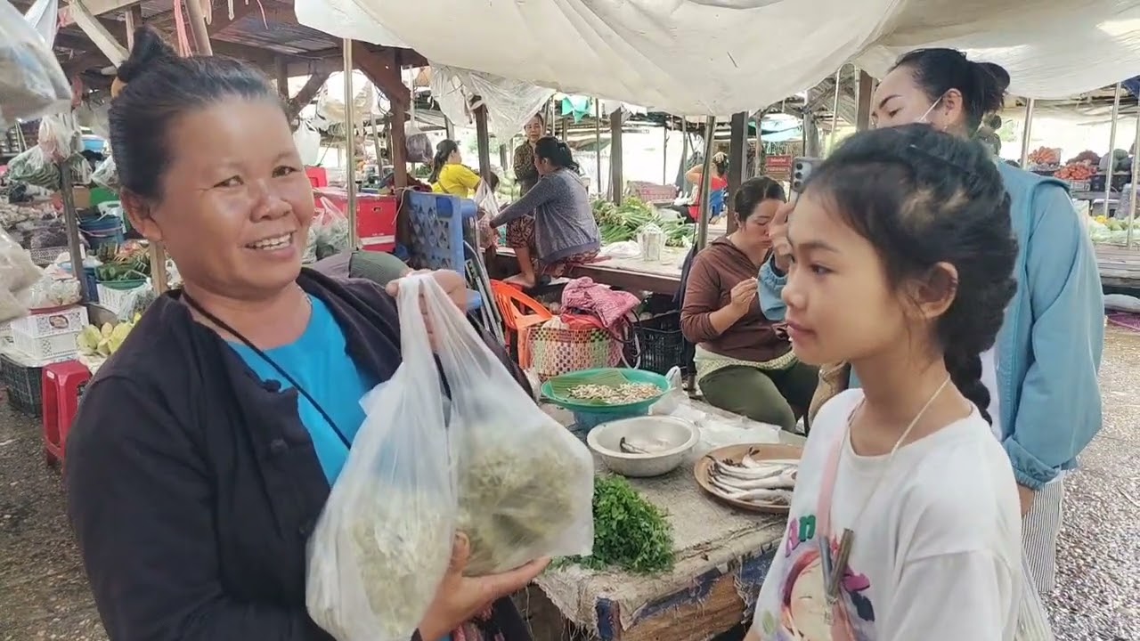 วินาทีที่น้องธิดาลาวได้พบกับพ่อเฒ่ากลางตลาดเมืองเซโน