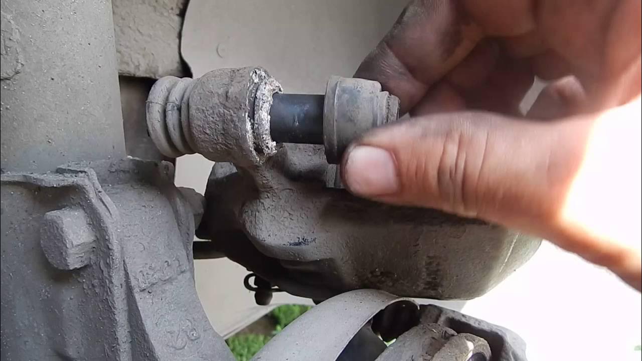 Брякает суппорт на ваз 2110. Бренчат суппорта лансер 10. Нива шевроле передние колодки гремят. Люфт направляющих суппорта. Крепление суппорта тойота королла 120.