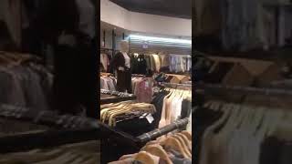 Celeste soy en un Shopping de Montevideo