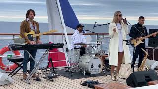 Chanteuse saxophoniste et musiciens pour MARIAGE dans le VAR 83, cocktail sur voilier octobre 2022