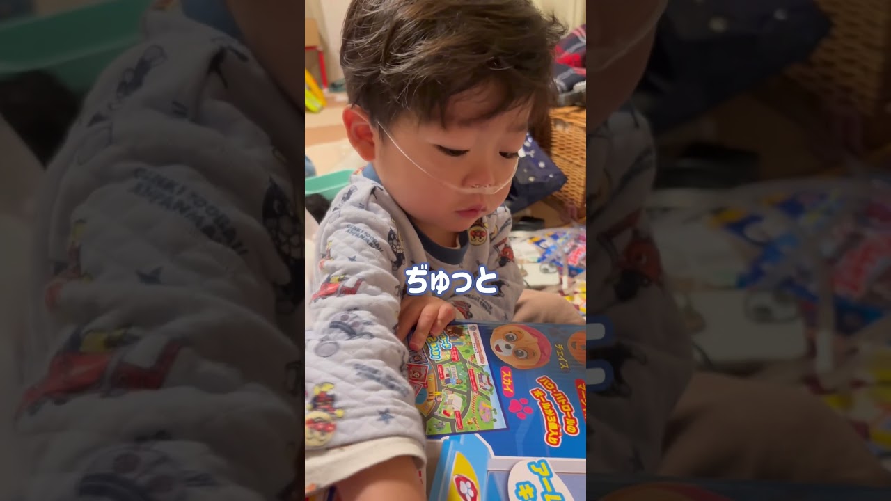 サンタさんが来た！喜び全開の4歳 #shorts #プレゼント - YouTube