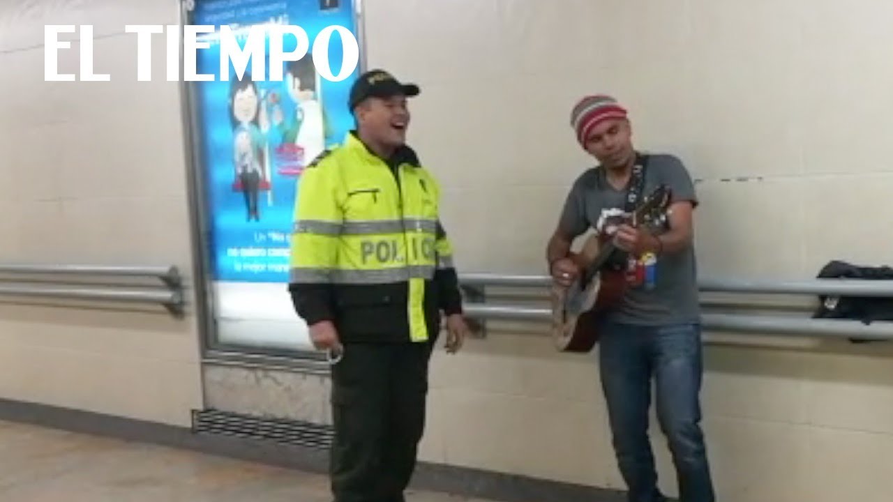 El dueto de un Policía y un cantante callejero en estación de ...