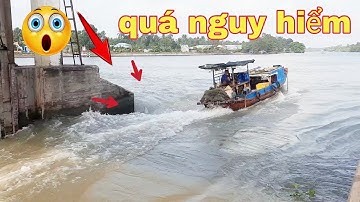 Ghe tàu sà lan vượt cống ra vào nhộn nhịp|Boats and barges cross the bustling sewers