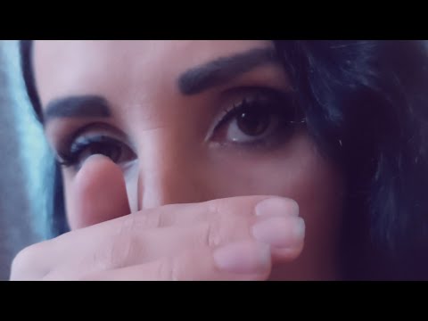 Magyar ASMR - Közeli suttogós triggerszavak dörzsölős- kaparós- simogatós hátterzajokkal