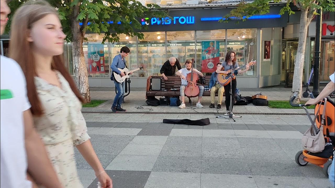 Улица баумана музыкант. Песня на улицы движения. Музыка на улице картинка. Улица роз исполнитель. Уличные музыканты казань баумана.