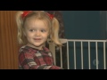 Menina de três anos consegue salvar a vida da mãe ao ligar para o resgate