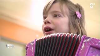 Madlyn accordéon 8 ans - accordéon enfant -JOLIE POUPÉE RUSSE - Casatchok - Child accordion