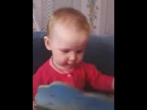 Дочка читает книгу, ей 10 месяцев - YouTube