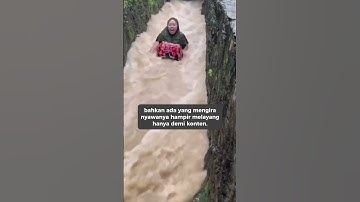 Emak-emak ini Nyaris Hanyut Gegara Main Air Selokan yang Diterpa Banjir
