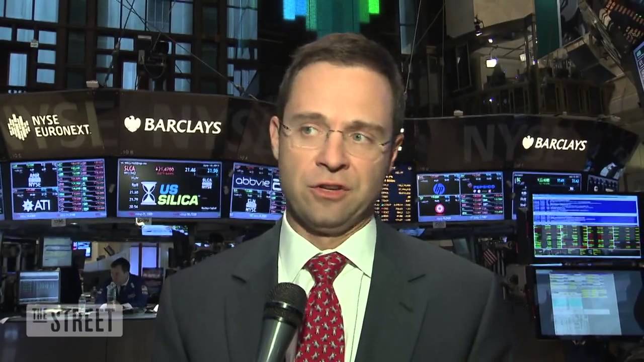 Stocks Swing, Dollar Strengthens