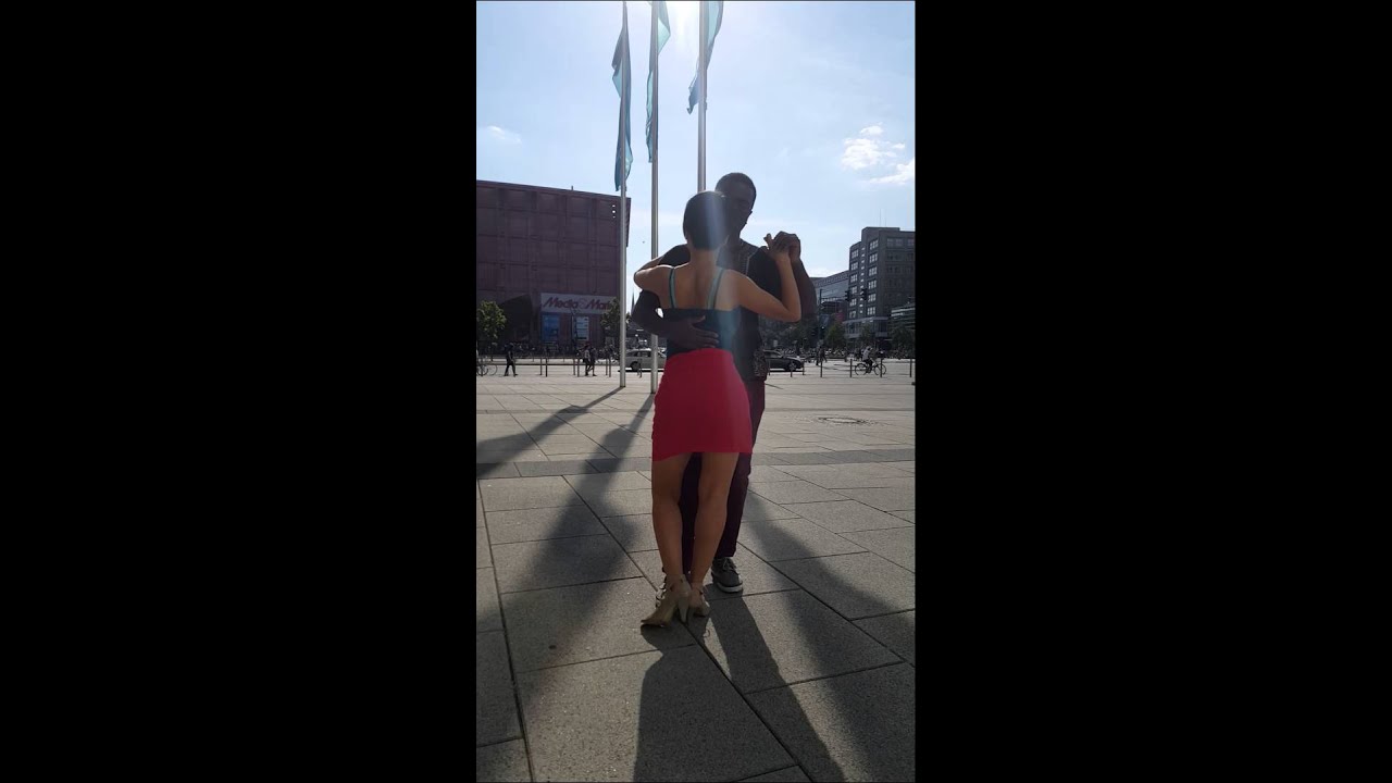 Kizomba am Alexanderplatz in Berlin