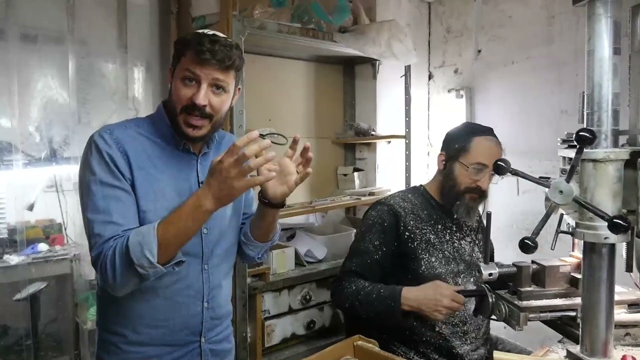 איך מייצרים תפילין? הצצה מרתקת למפעל שעושה את זה