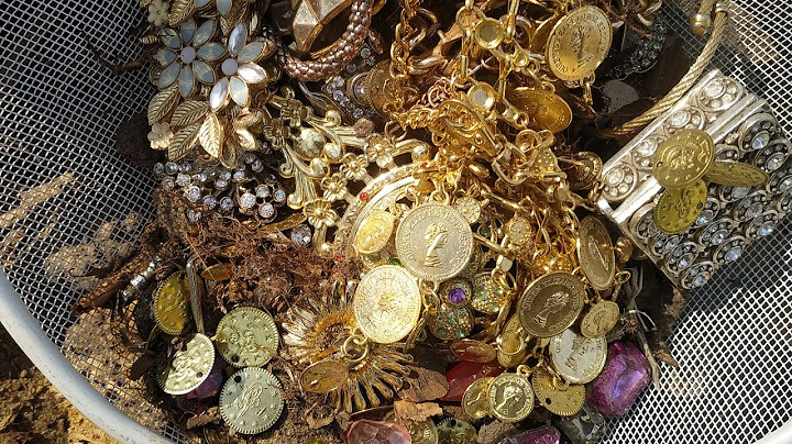 TROVE OF GOLD COINS! FOUND AN ANCIENT HIDDEN! VERY MANY DIAMONDS!