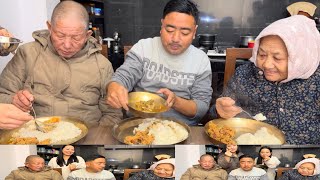 आज खसीको मासु अनि crispy chicken fried को साथमा पापा आमा काईला छेउमा कान्छी, सोनी र म काईली