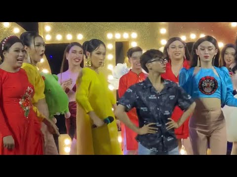 Video NAM NỮ KHÁN GIẢ lên sân khấu đón sinh nhật quậy tới... - youtube
