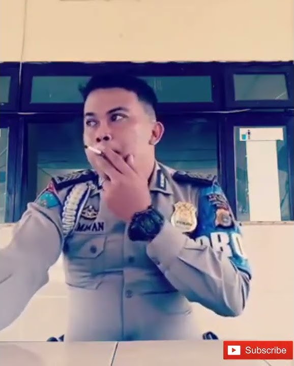 Abang ganteng membuat asap rokok menjadi bulat