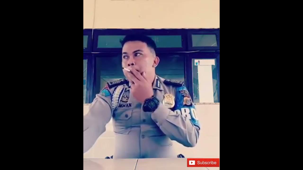 Abang ganteng membuat asap rokok menjadi bulat