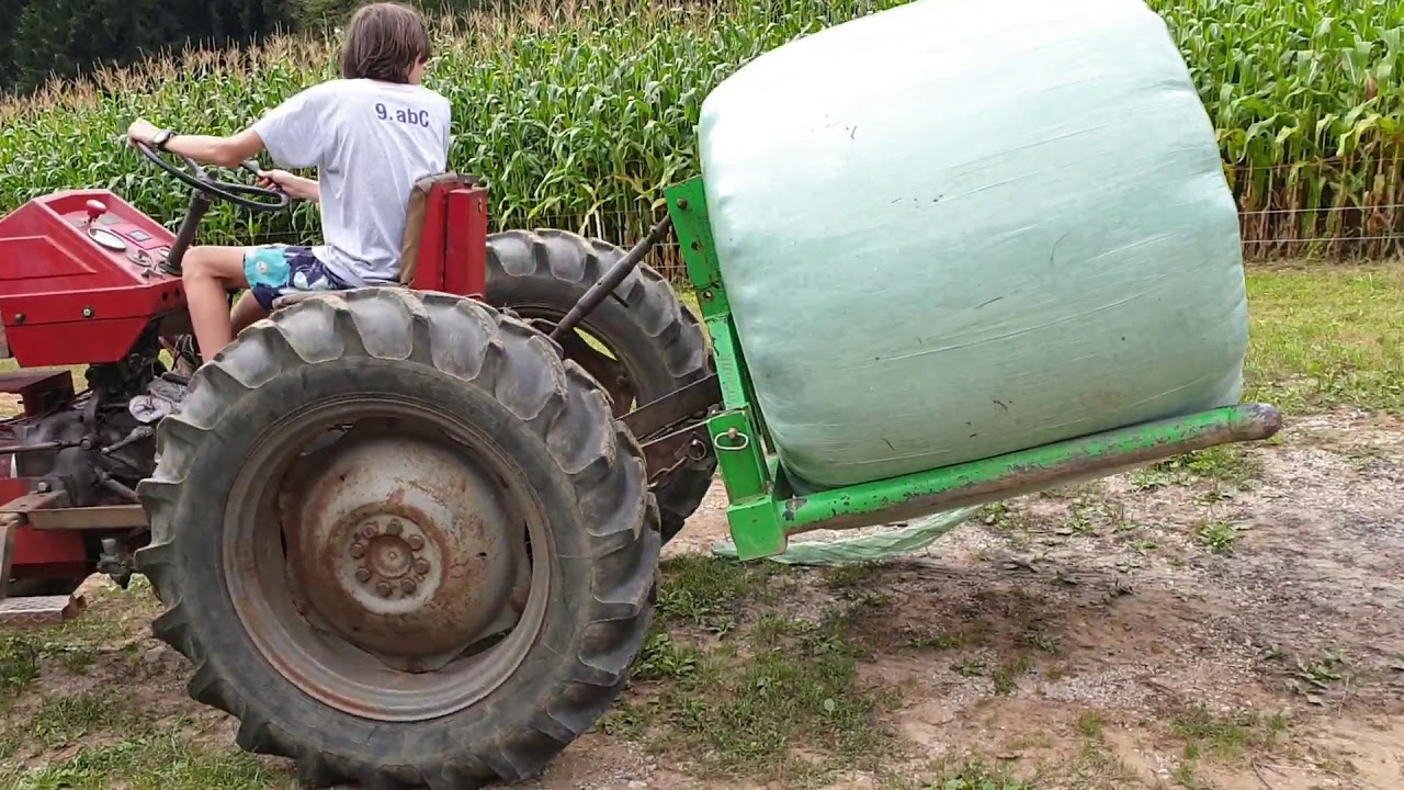 Električni traktor vozi bale