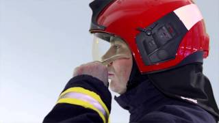 Donning and adjusting the firefighter's helmet Dräger HPS 7000