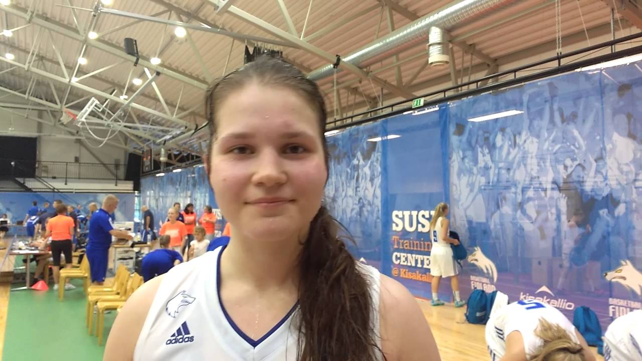 WU18 Nordic Championship FIN-SWE. Sofia Rajala tunnelmista pelin jälkeen koripallokori