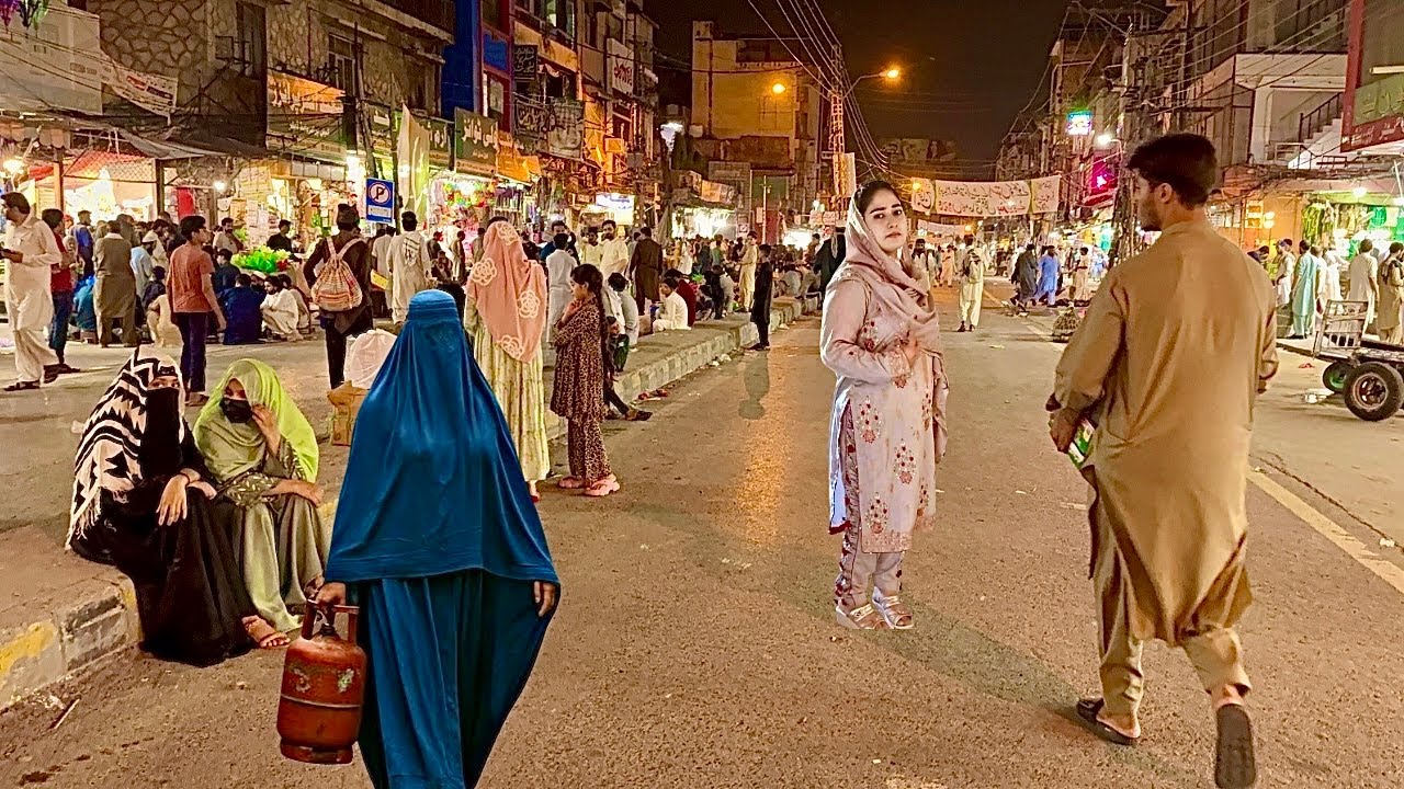Cinematic Walking Tour 4K UHD-CHAOS & COMMERCE-Raja Bazaar Night Walk PAKISTAN STREET FOOD HEAVEN🇵🇰
