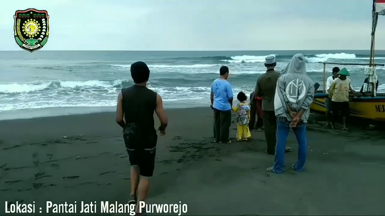 Bersama Nelayan Pantai Jatimalang Purworejo Mendorong Perahu