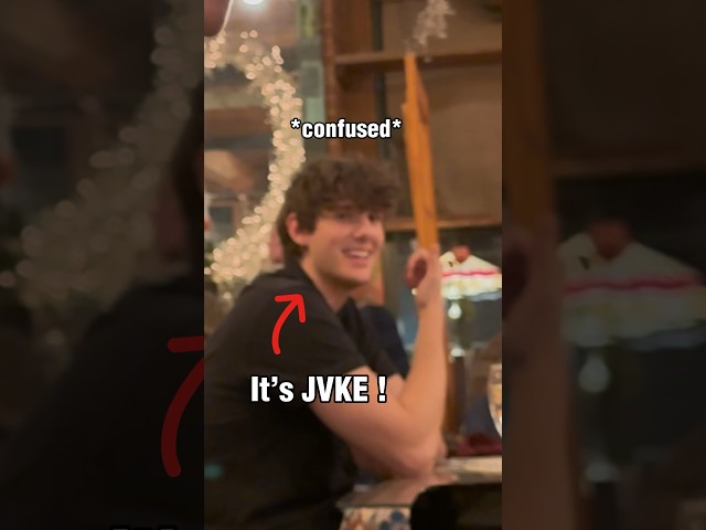 JVKE sings ‘this is what autumn feels like’ in a restaurant.. vid creds: @emiliopiano.official class=