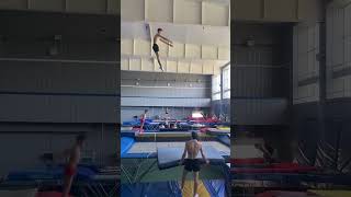 Двойное сальто с полутора винтами на двойное сальто с двумя винтами#trampoline#tramp #батут #сальто