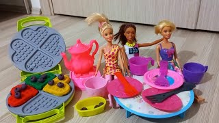 Barbie oyuncak videoları! Barbielerin waffle keyfi! Barbie kız oyuncak videoları!