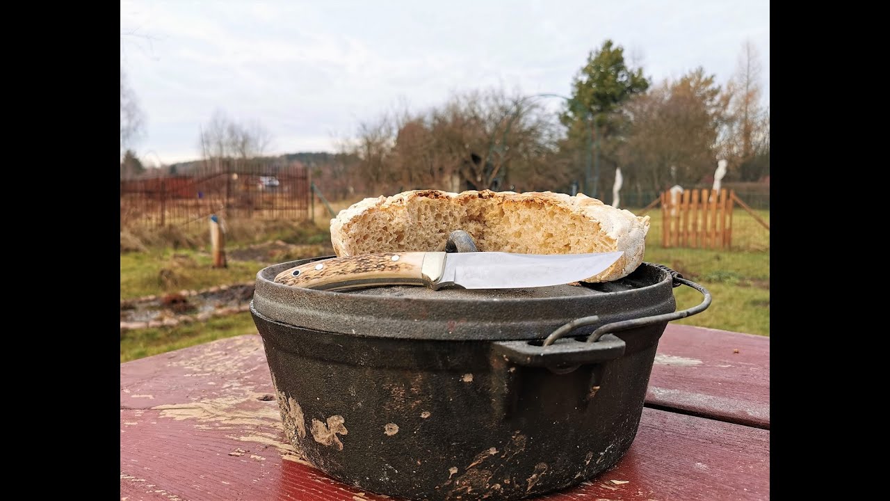 Pieczemy chleb w ognisku przy pomocy żeliwnego garnka!