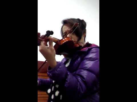 媽媽我在拉周杰倫的七里香小孩在旁邊玩電動碰碰車-_-||