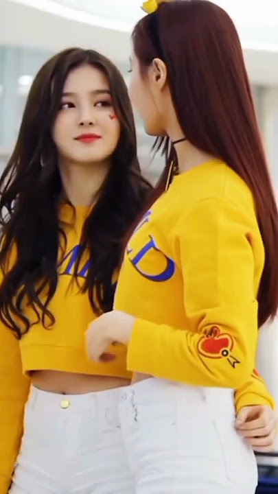 Nancy and Yeon woo are bestest friends #nancy #nancymomoland #Yeonwoo #๋ธ์