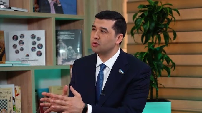 U qiz dostini har xil ahmoqona ishlarni qilishga majburlab, uni kamsitadi.