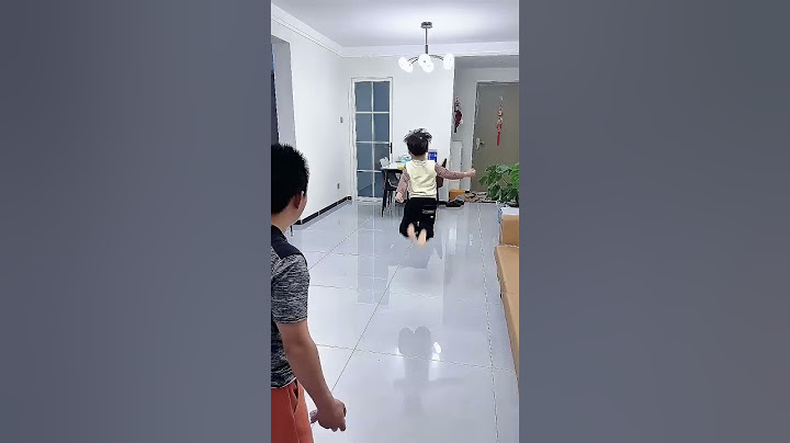 擦地不让他走，他居然飞过去了，这本领啥时候学的呢！#呆萌小米宝#萌娃#熊孩子