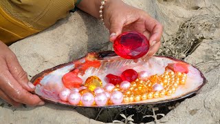 Treasure Hunt! The girl accidentally discovered a huge clam, revealing a precious treasure of pearls