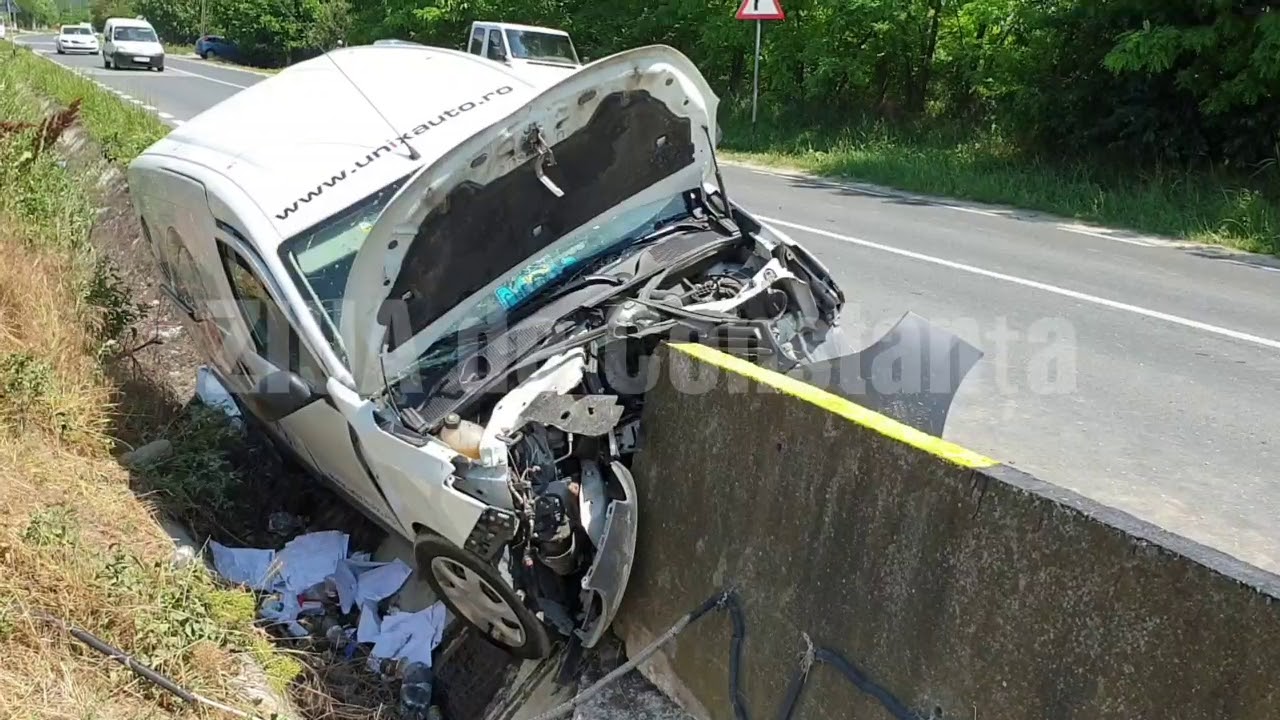 Imagini de la eveniment Accident rutier grav la Făclia, judeţul Constanţa. O persoană este încarcera