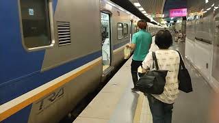 2193次經由山線開往斗六的EMU713+EMU714阿福號區間車,和1183次經由山線開往苗栗的EMU829+EMU830微笑號區間車