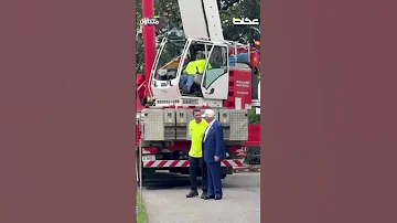 رصدت كاميرات مشهدا لأحد العمال وهو غارق في النوم داخل رافعة خلال تواجد الرئيس الأمريكي دونالد ترامب 