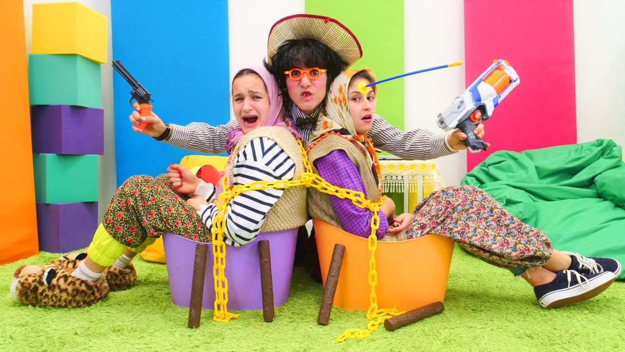 Komik videolar. Fındık ailesi. Ayşe ve Asiye yaramaz çocuğa bakıyorlar. Oyun videoları