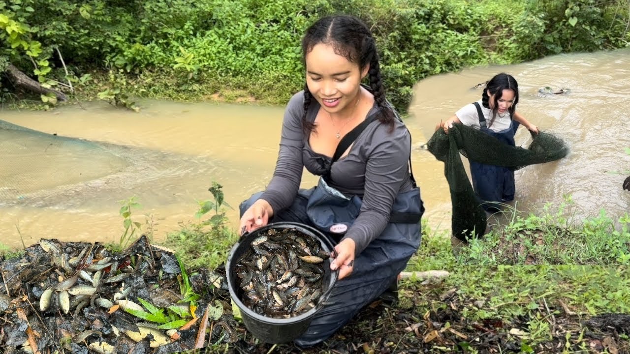 ຝົນຕົກແຮງນ້ຳເຕັມຫ້ວຍສອງສາວຢາມໂຕ່ງປາ🇱🇦ฝนตกหนักน้ำเต็มห้วยสองสาวยามโต่งปลา