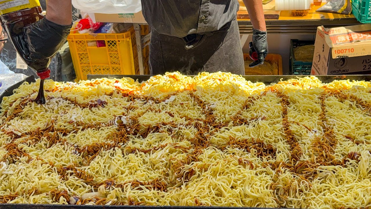 japanese street food - fried noodles yakisoba 焼きたて焼きそば