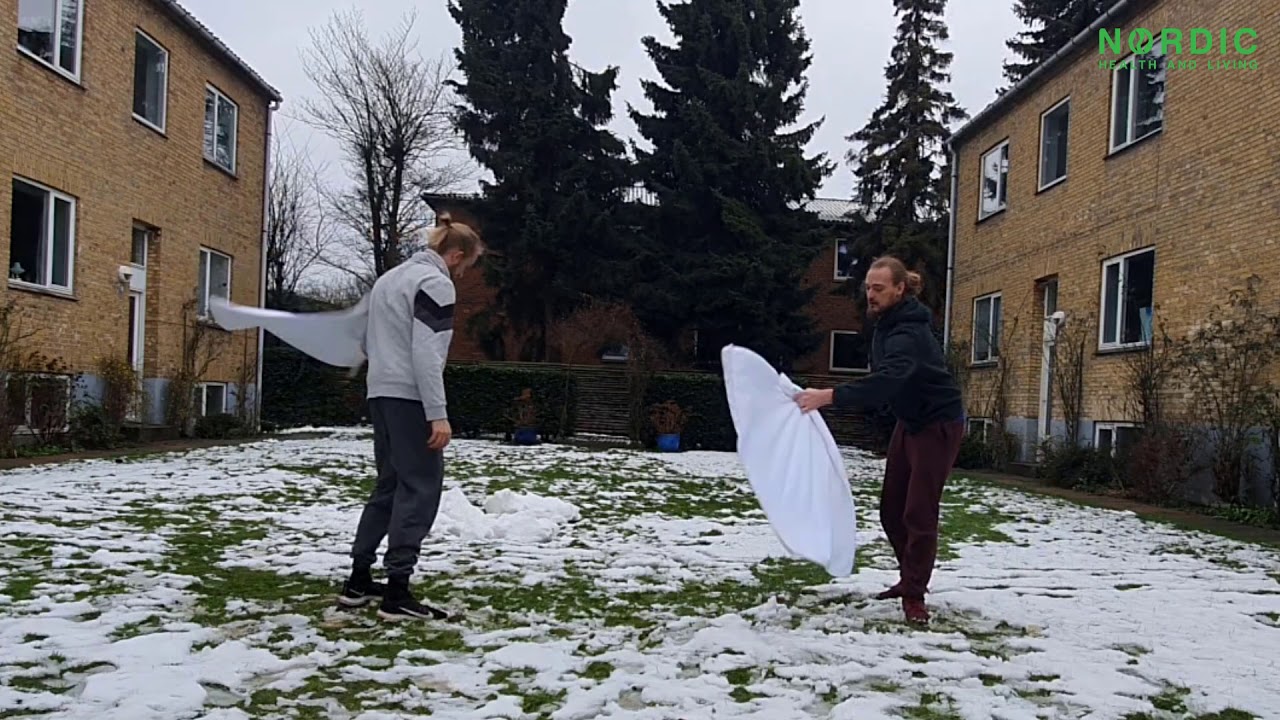Saunamaster towel waving for aufguss - YouTube