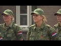 Koningin krijgt baret bij opleiding tot reservist