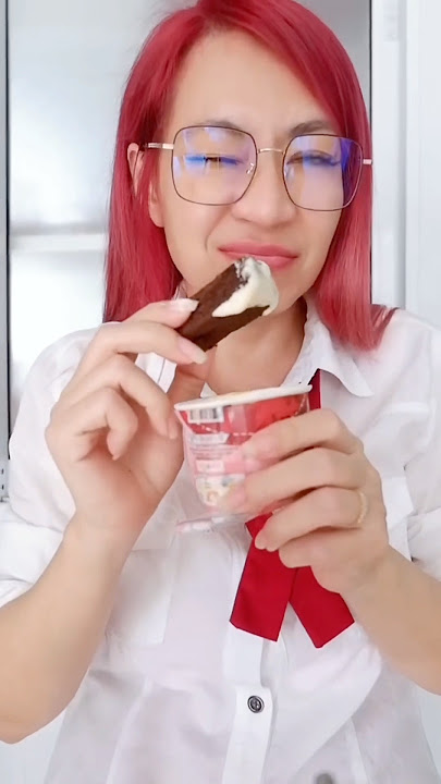 Download lagu Let me taste it too! Kiss kiss!💋💋 #funny #yakkintangtaemueakhuen #shorts #eating