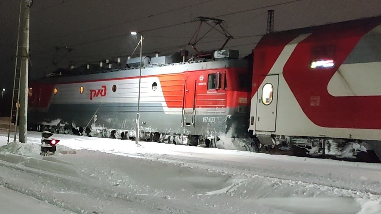 Электровоз ЭП1-105, отправляется с двухэтажным поездом №12, сообщением С.-Петербург-Мурманск.