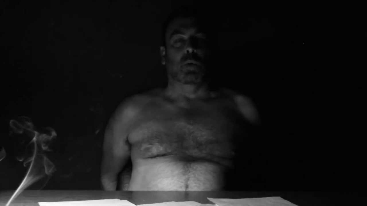 Un político se deja golpear en un video-denuncia