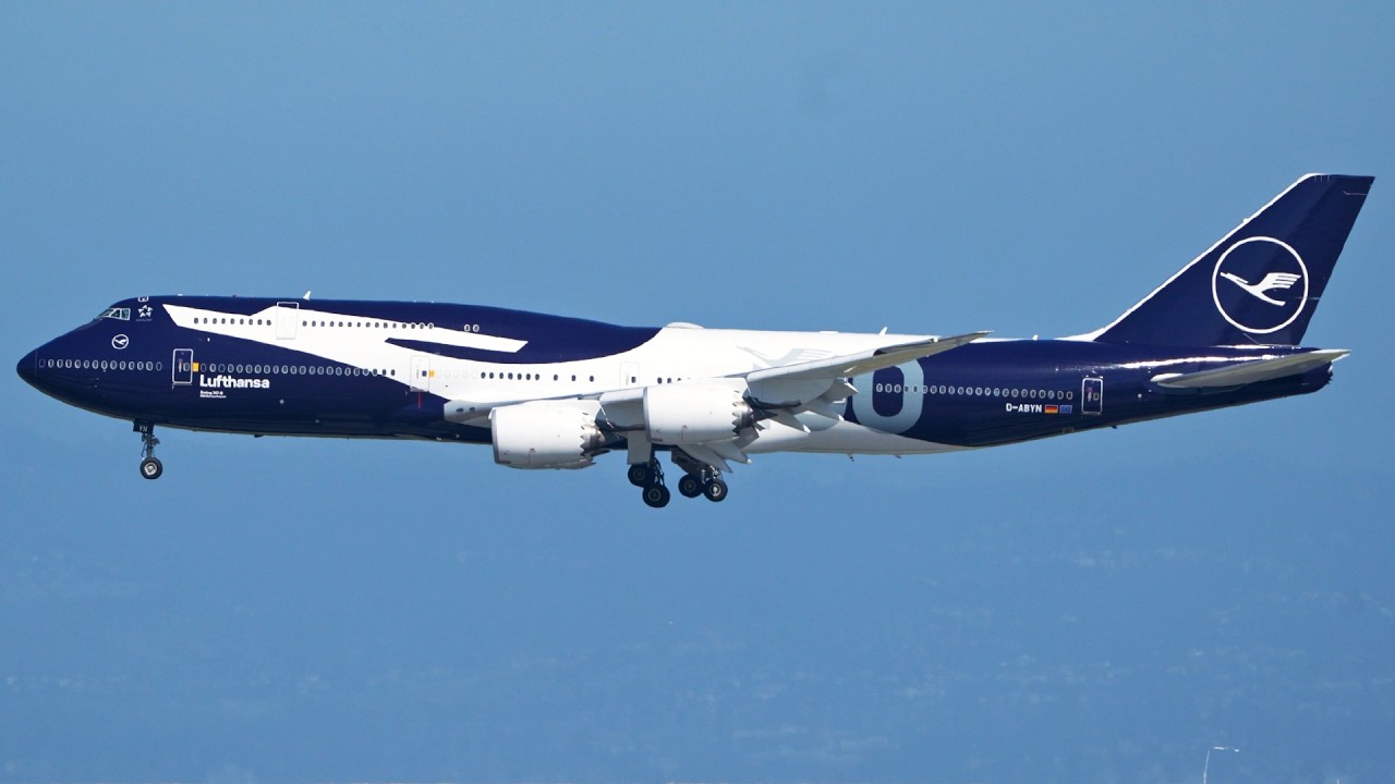 Самолет Boeing 747-8 D-ABYN, посвященный 100-летию Lufthansa, совершает посадку в аэропорту Сан-Ф...