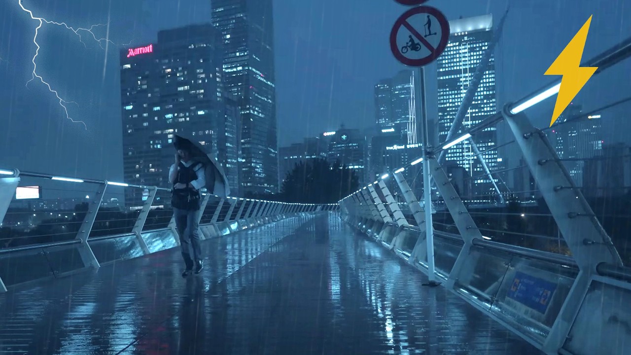 [4K] Звуки сильного дождя, грозы и ветра в лесу городских зданий.